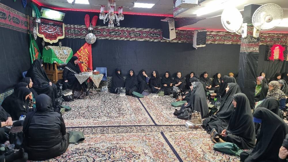 از بقچه بیرون می کشند  دلتنگی ها رو... | درباره هیاتی زنانه ای که در آن سادات ، رخت سیاه را مادرانه بر سر  عزاداران می کشند