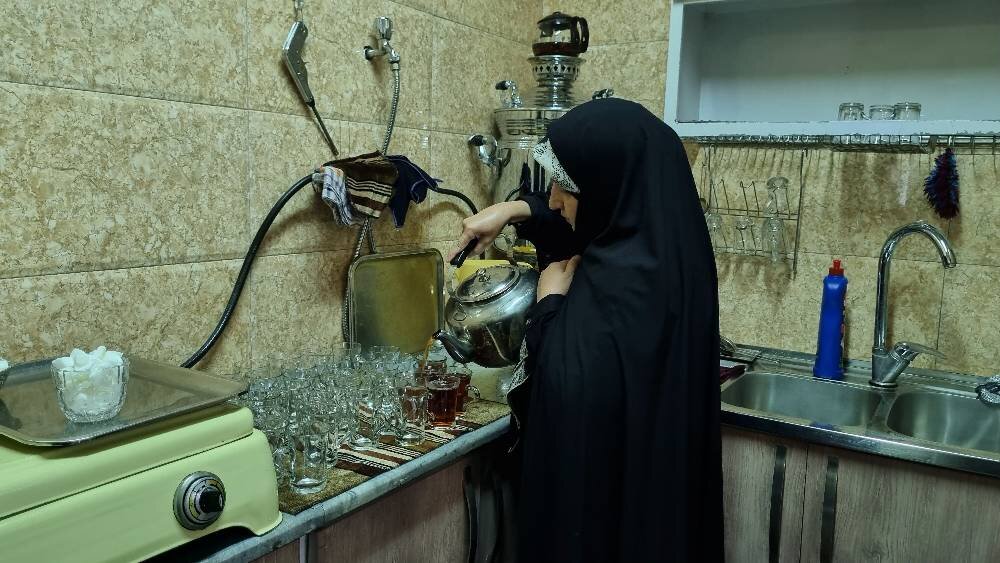 از بقچه بیرون می کشند دلتنگی ها رو... | درباره هیاتی زنانه ای که در آن سادات ، رخت سیاه را مادرانه بر سر عزاداران می کشند