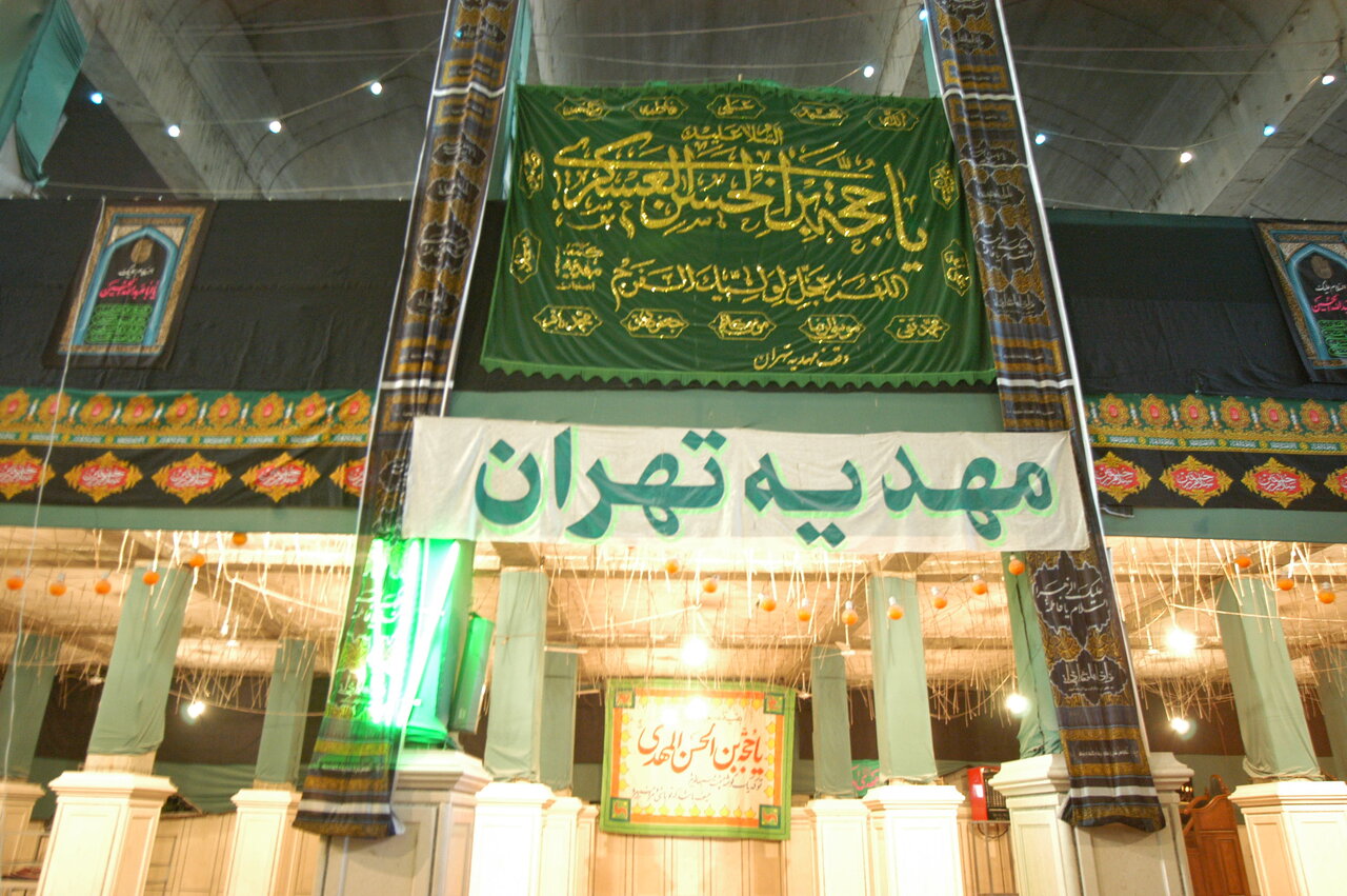 یک هیئت قدیمی در محله‌ای قدیمی