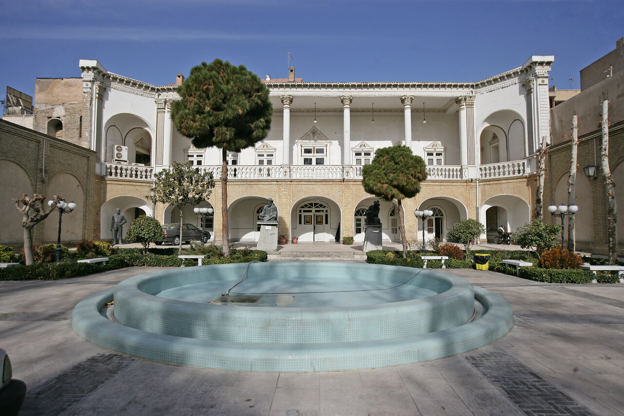 یک هیئت قدیمی در محله‌ای قدیمی