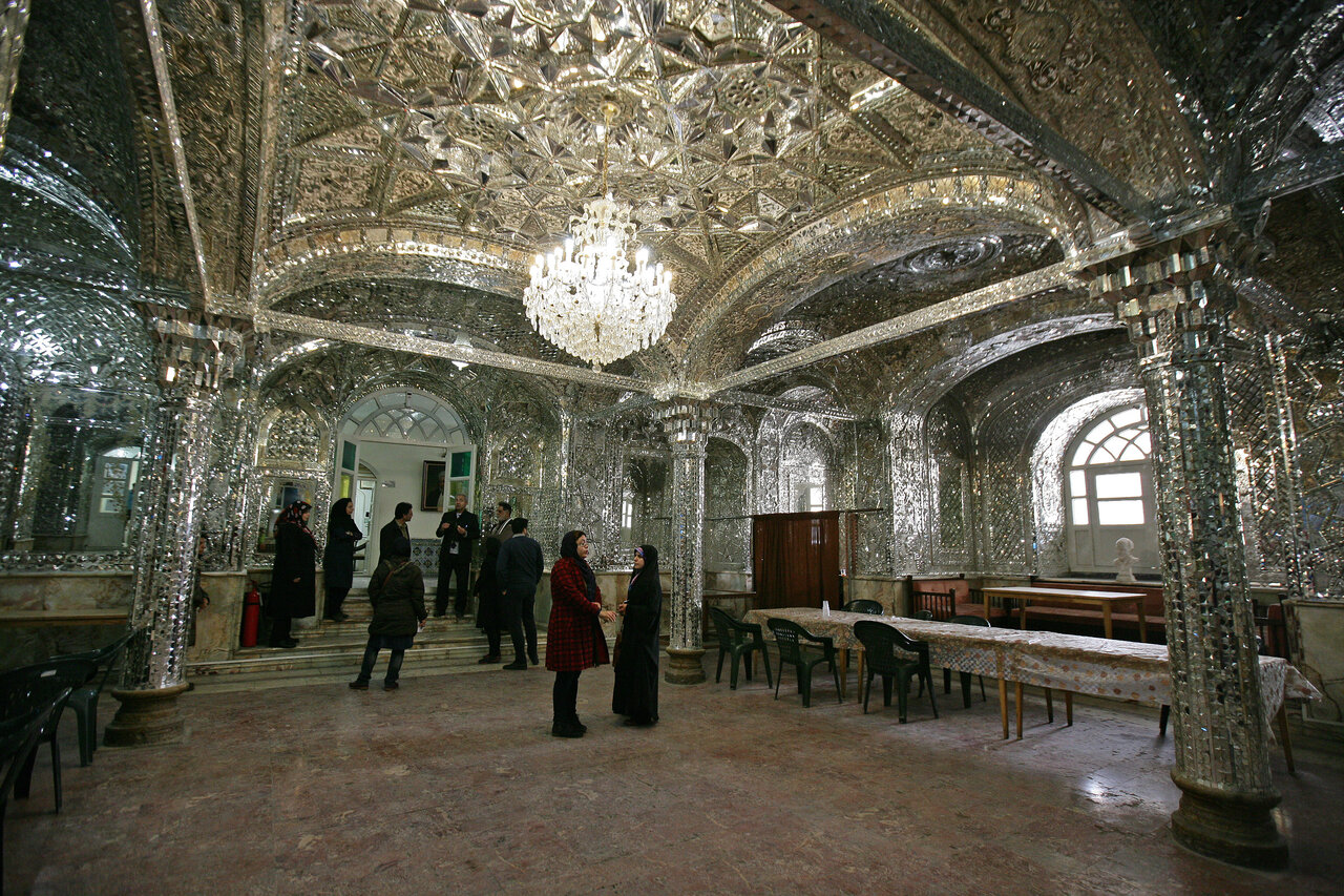 یک هیئت قدیمی در محله‌ای قدیمی