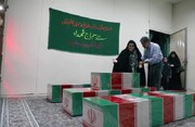 «همه جا می بینمت بابا..» ؛ چهره زخمی کودک شهید + فیلم | لحظات وداع خانواده ها با شهدای حملات رژیم صهیونیستی