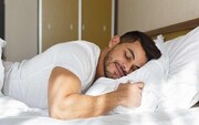 مضرات خوابیدن روی شکم و راه‌های اصلاح آن