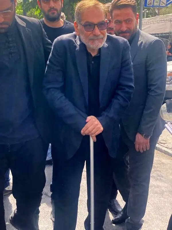 استقبال مردم از حضور شمخانی در مراسم تشییع شهدا + تصاویر