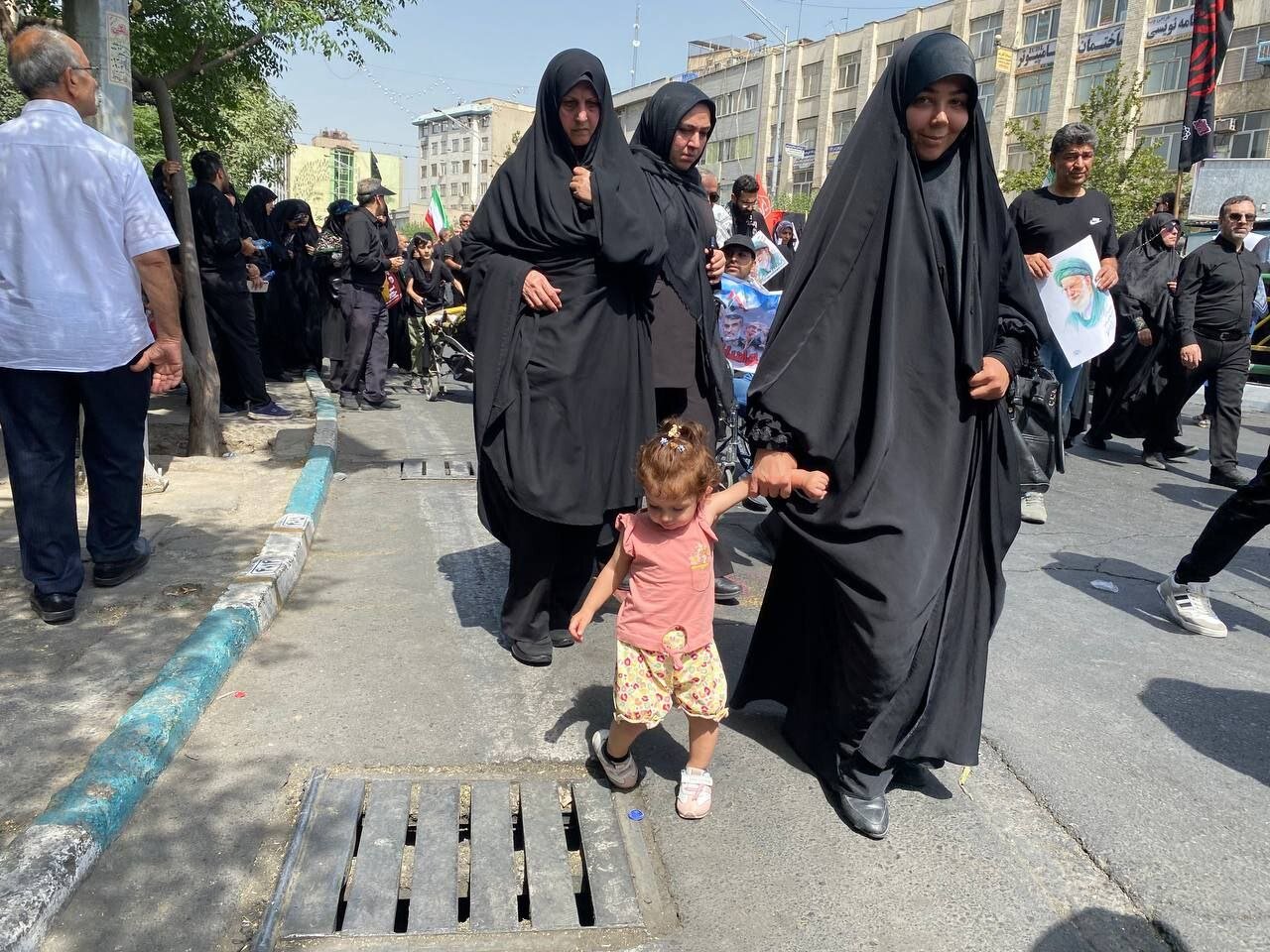 حضور کودکان در مراسم تشییع شهدای اقتدار | تصاویر