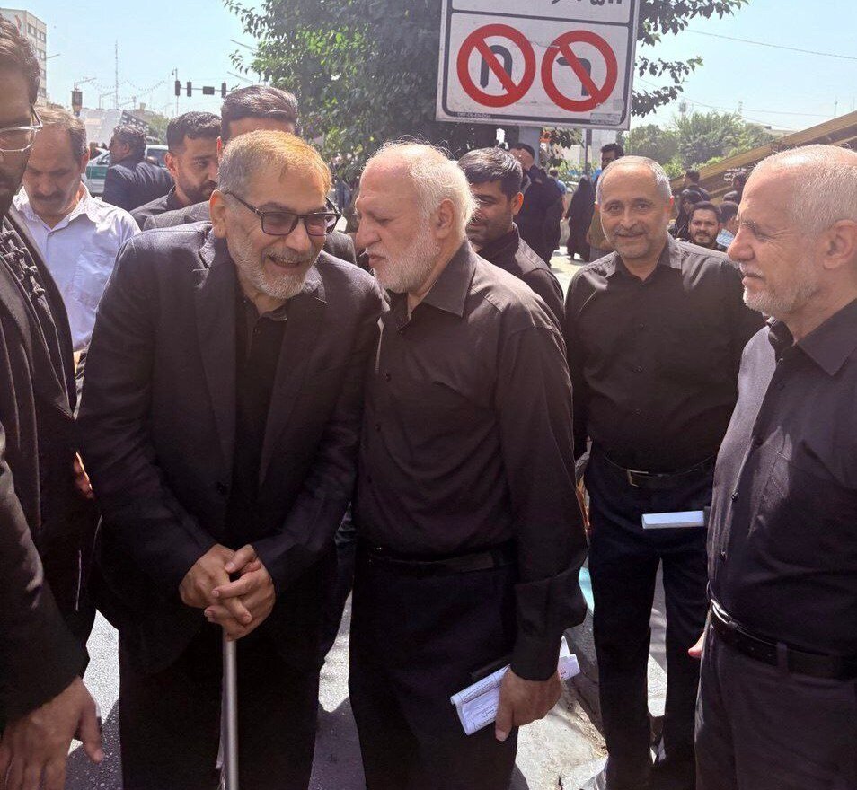 استقبال مردم از حضور شمخانی در مراسم تشییع شهدا + تصاویر