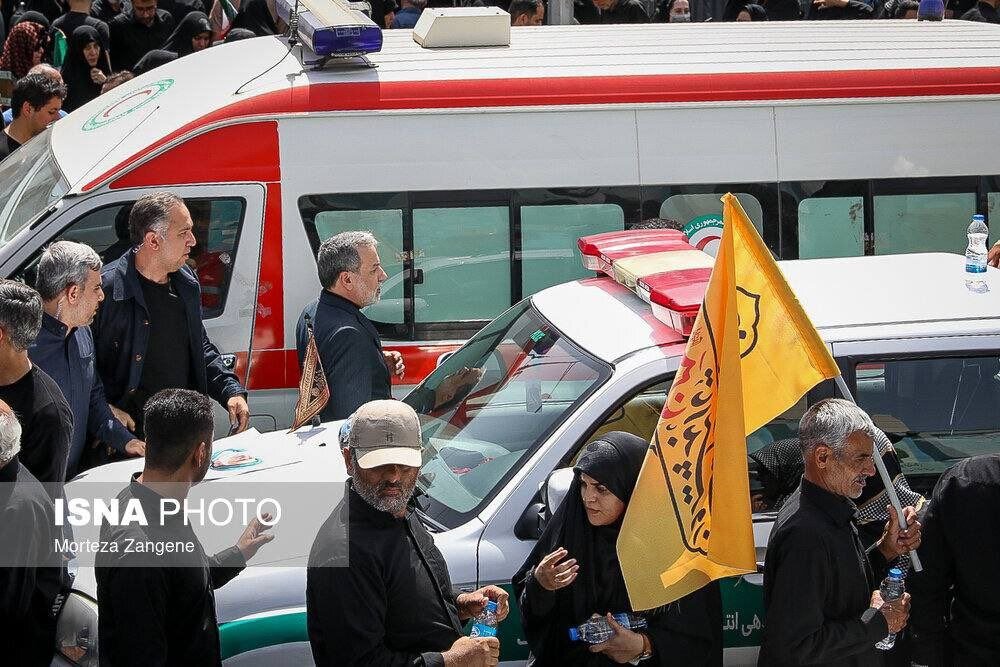 عکسی از عباس عراقچی در بین تشییع کنندگان شهدای اقتدار