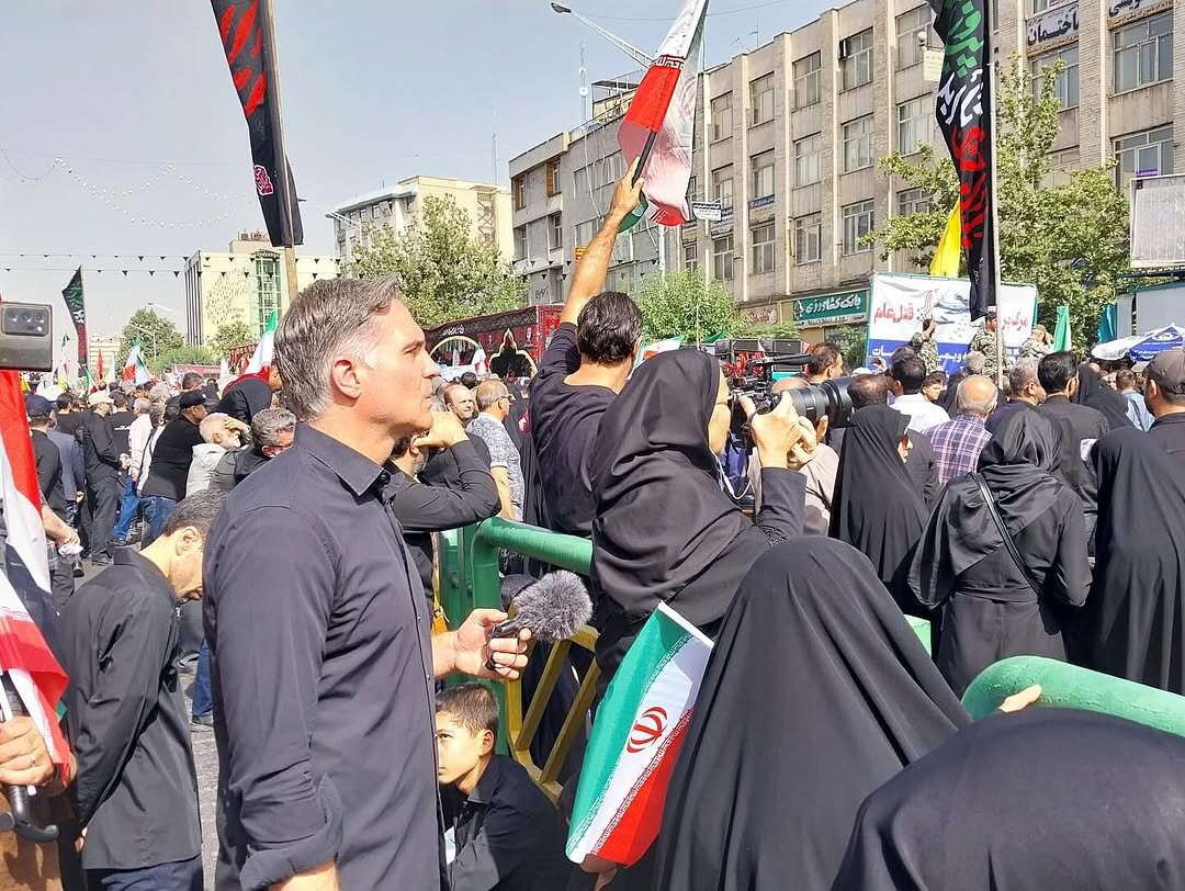 سلفی خبرنگار CNN با جمعیت حاضر در مراسم تشییع شهدای اقتدار | تصاویر