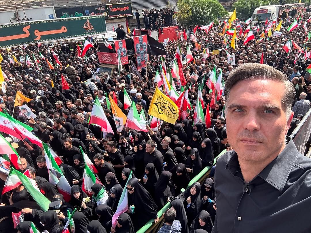 سلفی خبرنگار CNN با جمعیت حاضر در مراسم تشییع شهدای اقتدار | تصاویر