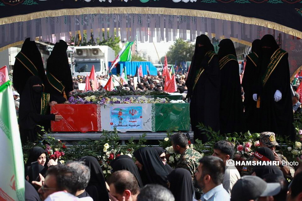 بدرقه تاریخی مدافعان میهن |  ۸ روایت از پرشورترین تشییع پیکر شهدای جنگ تحمیلی اسرائیل