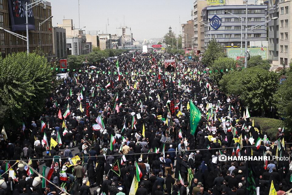 بدرقه تاریخی مدافعان میهن |  ۸ روایت از پرشورترین تشییع پیکر شهدای جنگ تحمیلی اسرائیل