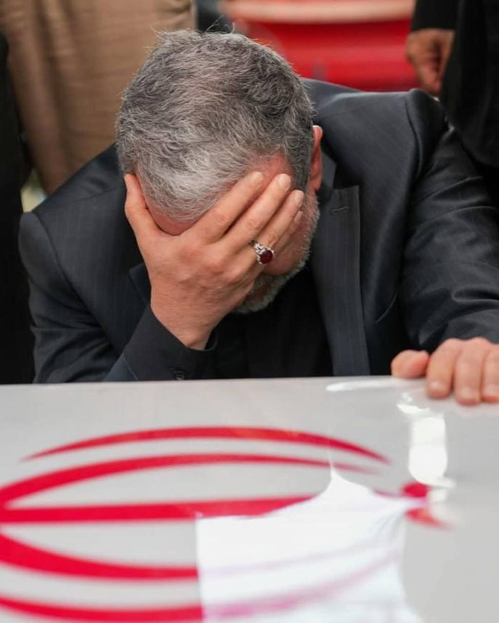 نمای متفاوت از وداع عراقچی با پیکر شهدای اقتدار | تصاویر