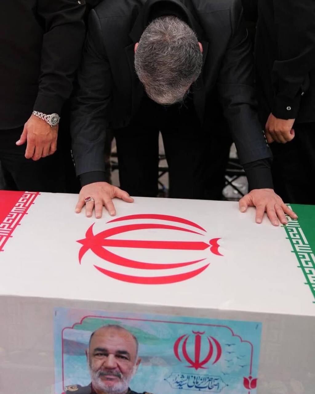 نمای متفاوت از وداع عراقچی با پیکر شهدای اقتدار | تصاویر