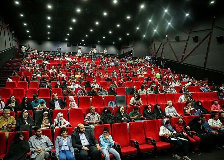 اکران یک فیلم آمریکایی در سینماها سینما
