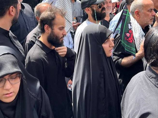 فرزندان شهید سلیمانی در میان تشییع کنندگان شهدای اقتدار | تصاویر