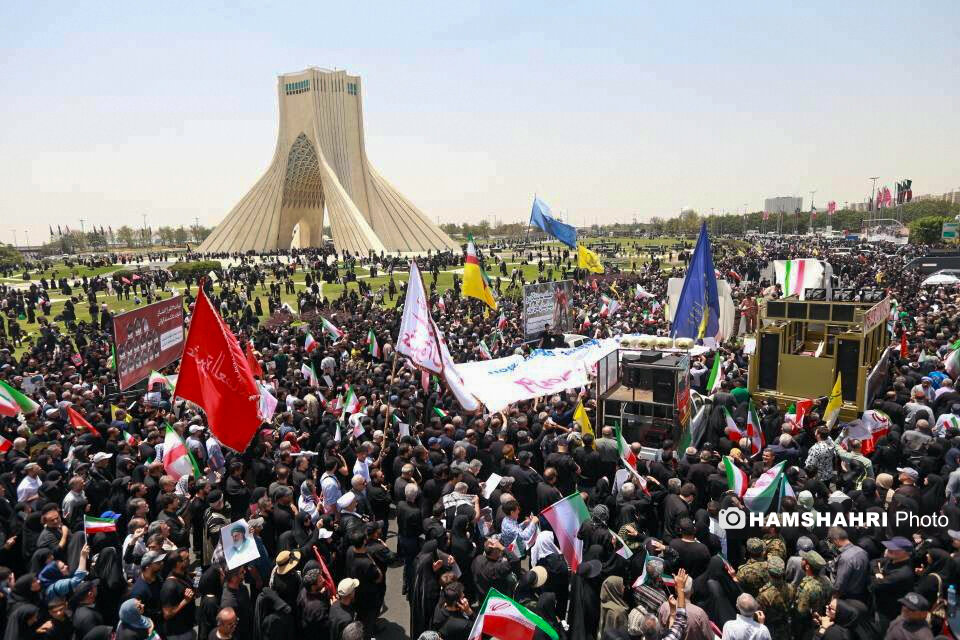 بدرقه تاریخی مدافعان میهن |  ۸ روایت از پرشورترین تشییع پیکر شهدای جنگ تحمیلی اسرائیل