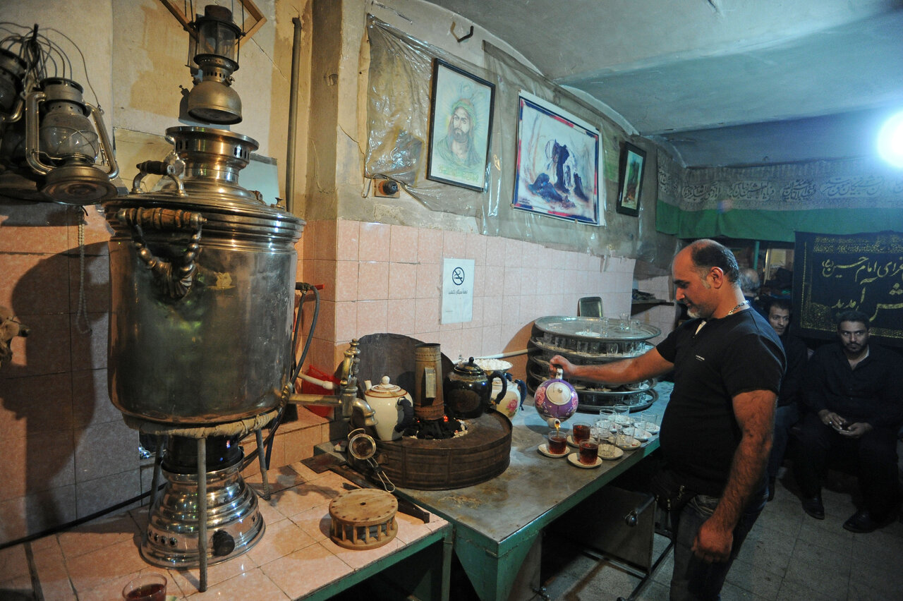 تعزیه‌خوانی در گاراژ اسلامی | دهه اول محرم در تکیه شوفرها همه مشغول تعمیر روح هستند