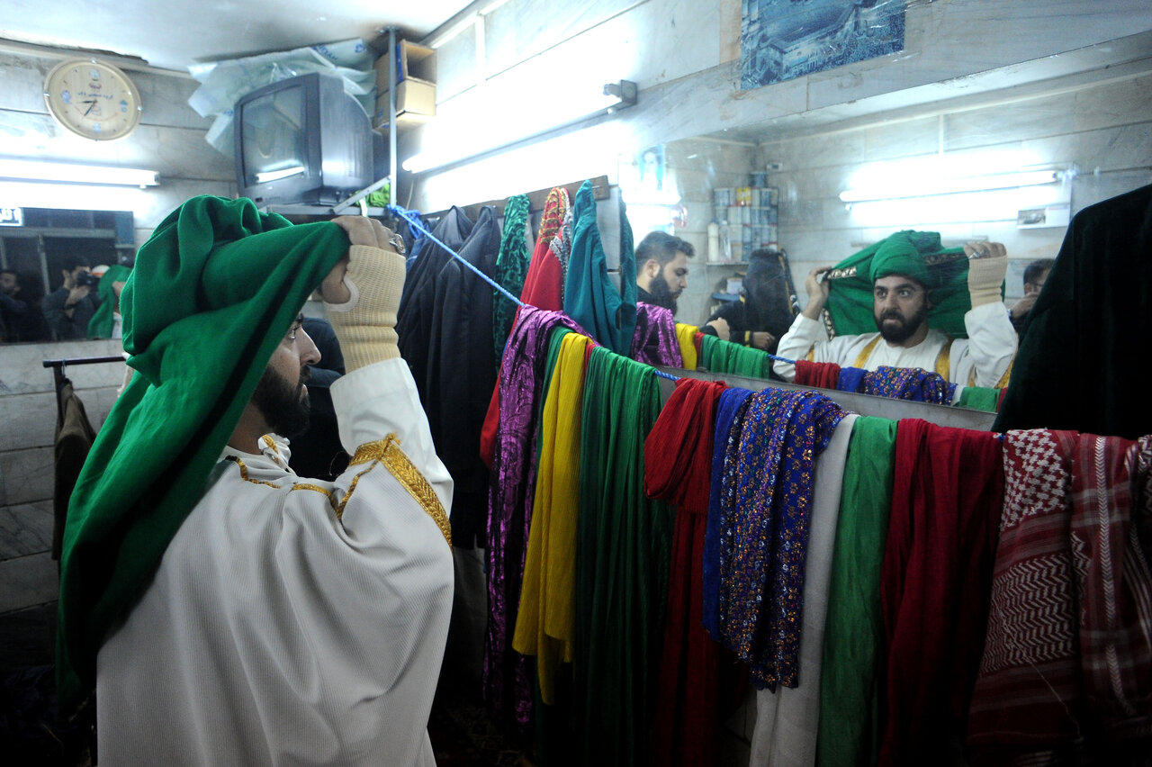 تعزیه‌خوانی در گاراژ اسلامی | دهه اول محرم در تکیه شوفرها همه مشغول تعمیر روح هستند