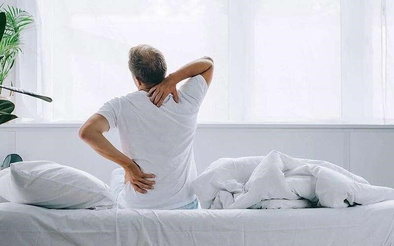 مضرات خوابیدن روی شکم و راههای اصلاح آن