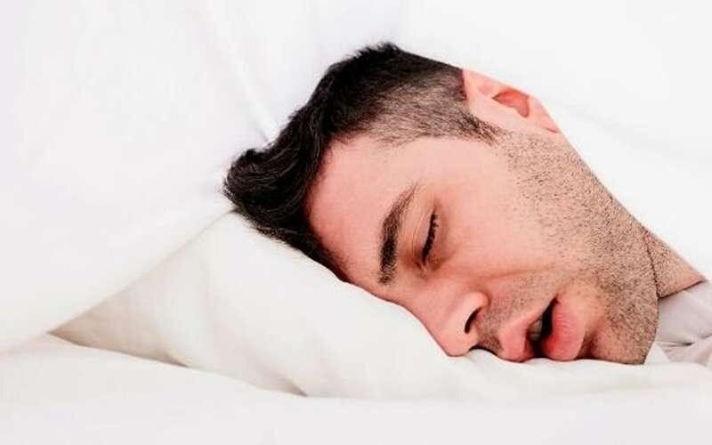 مضرات خوابیدن روی شکم و راه‌های اصلاح آن