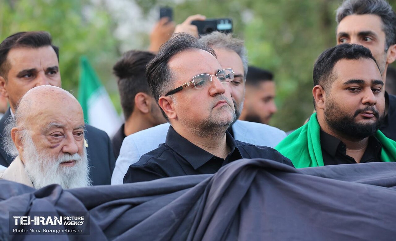 اهتزاز پرچم در عباس آباد 1404