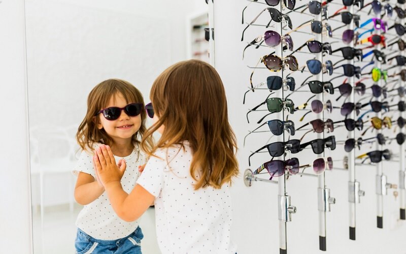 چرا عینک آفتابی ارزان برای کودکان خوب نیست؟ | راه محافظت از چشمان کودکان