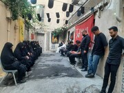 چهارپایه خوانی در مقابل در خانه شهدا