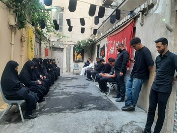 چهارپایه خوانی در مقابل در خانه شهدا