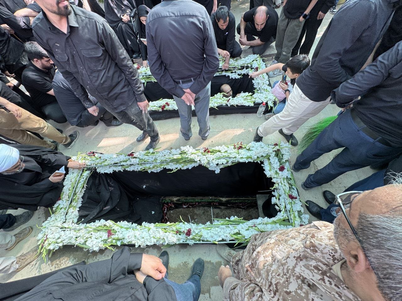 نخستین تصاویر از آرامگاه ابدی سردار حاجی زاده و سردار باقری | خاکسپاری در در قطعه مدافعان حرم