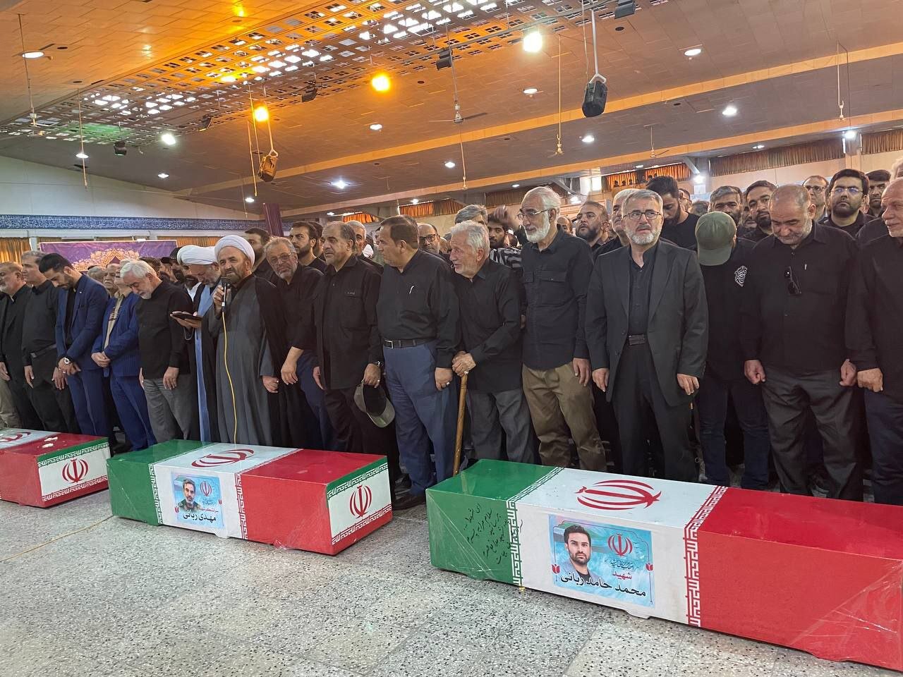 اقامه نماز بر پیکر سردار شهید ربانی، همسر و فرزندش | عکس