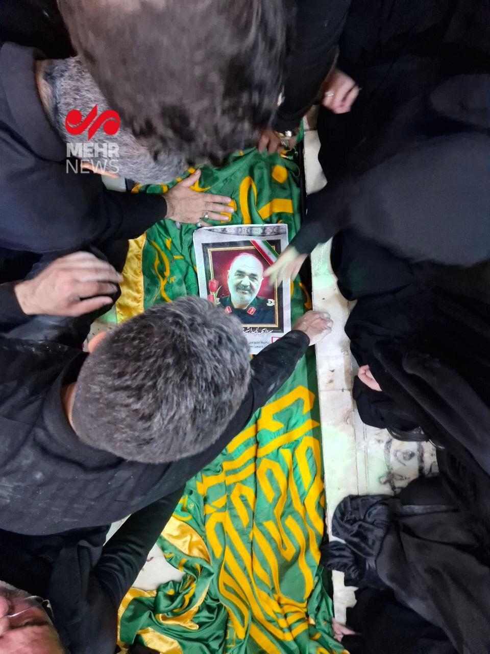 اولین تصاویر از مزار فرمانده شهید امیرعلی حاجی زاده و سپهبد حسین سلامی | عکس