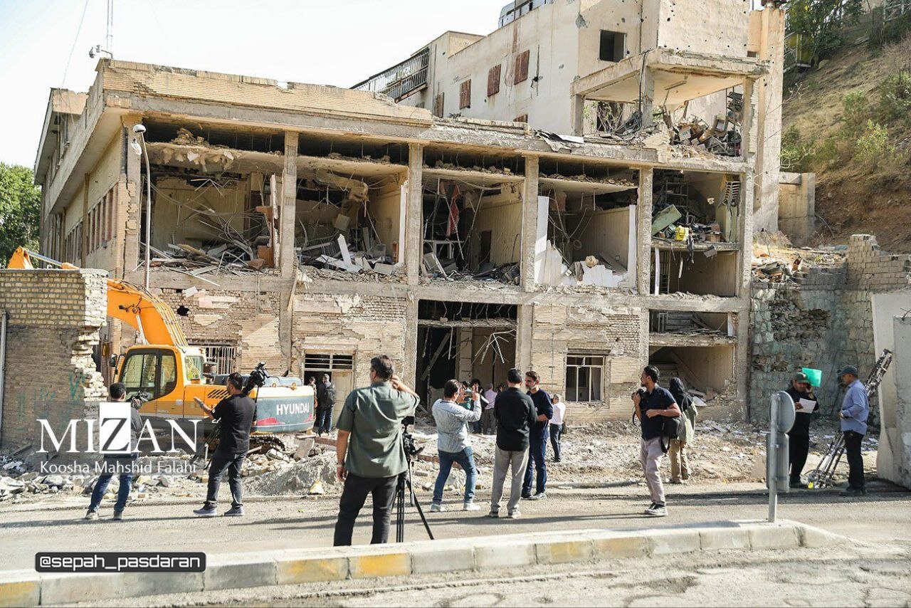 بازدید خبرنگاران خارجی از زندان اوین پس از حمله جنایتکارانه رژیم صهیونیستی؛ تصویر ساختمان ملاقات زندان پس از حمله