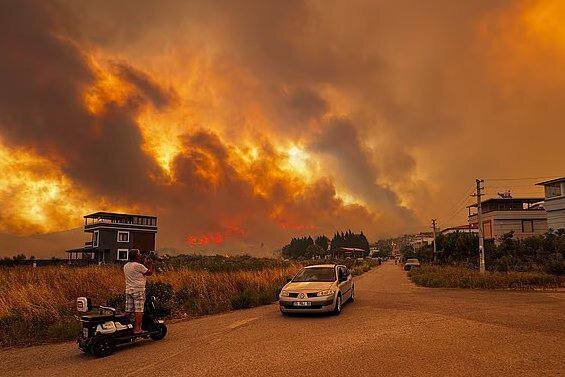 تصاویری از آتش‌سوزی گسترده در ازمیر، آتش هنوز غیرقابل کنترل است! | تصاویر