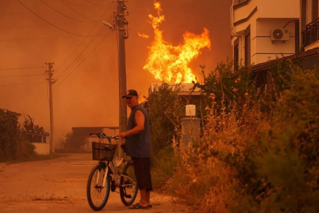 تصاویری از آتش‌سوزی گسترده در ازمیر، آتش هنوز غیرقابل کنترل است! | تصاویر