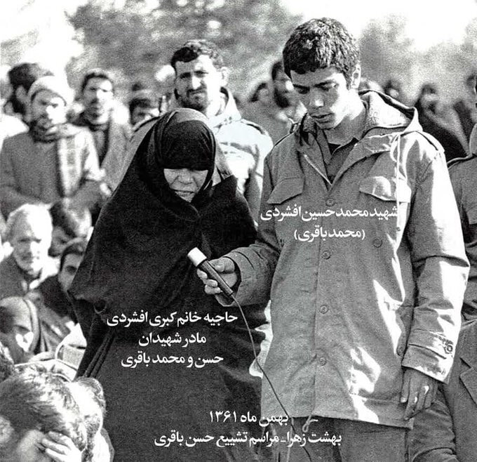 تصویری دیده نشده از شهید محمد باقری به همراه مادرش بر سر مزار برادر شهیدش