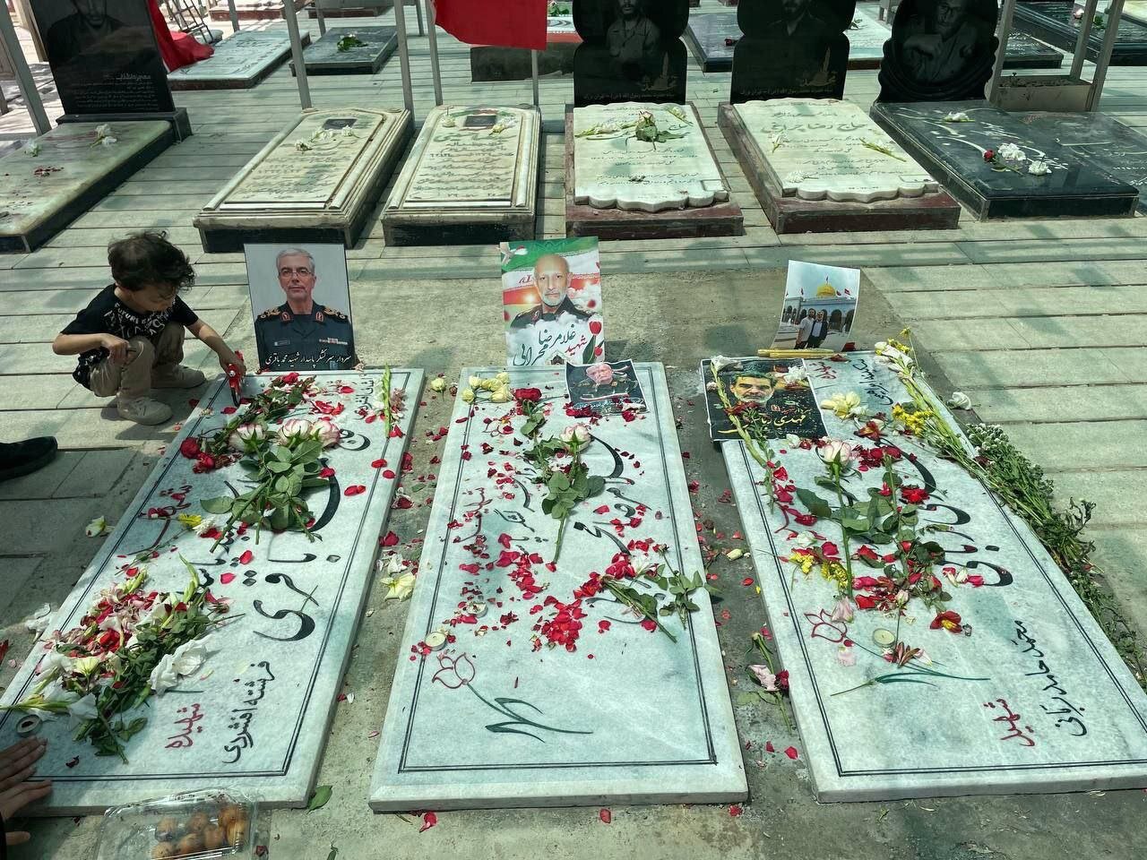 مزار خانوادگی شهیدان باقری و ربانی در کنار شهید محرابی | عکس