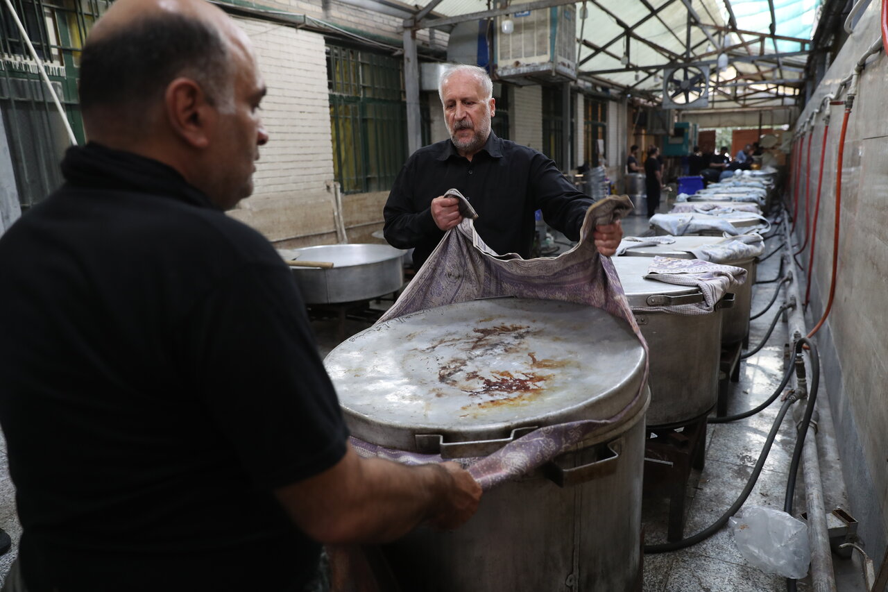 نذر عمر برای طبخ نذری|درباره حاج رضا محمدی  که همه محرم های زندگی اش در هیاتها به آشپزی مشغول بوده است
