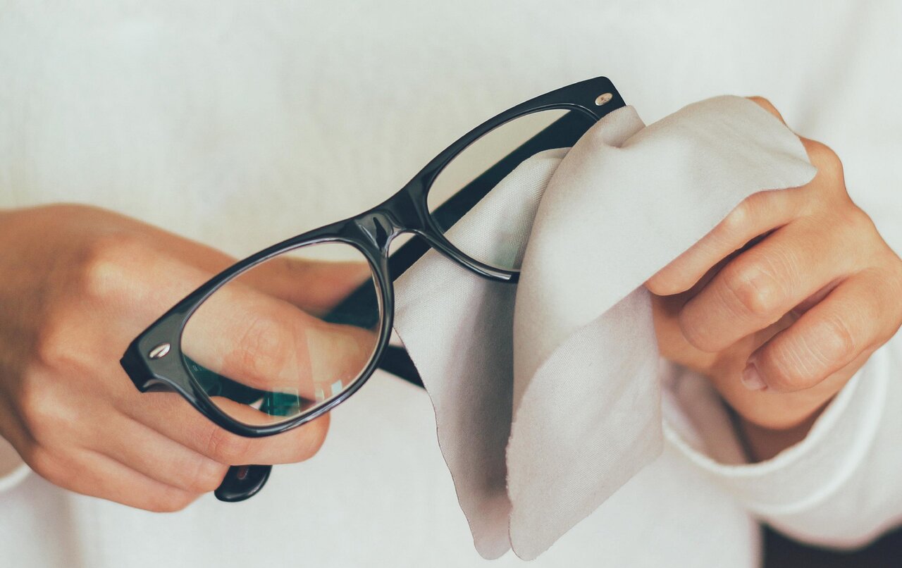 عینکتان را حرفه ای تمیز کنید