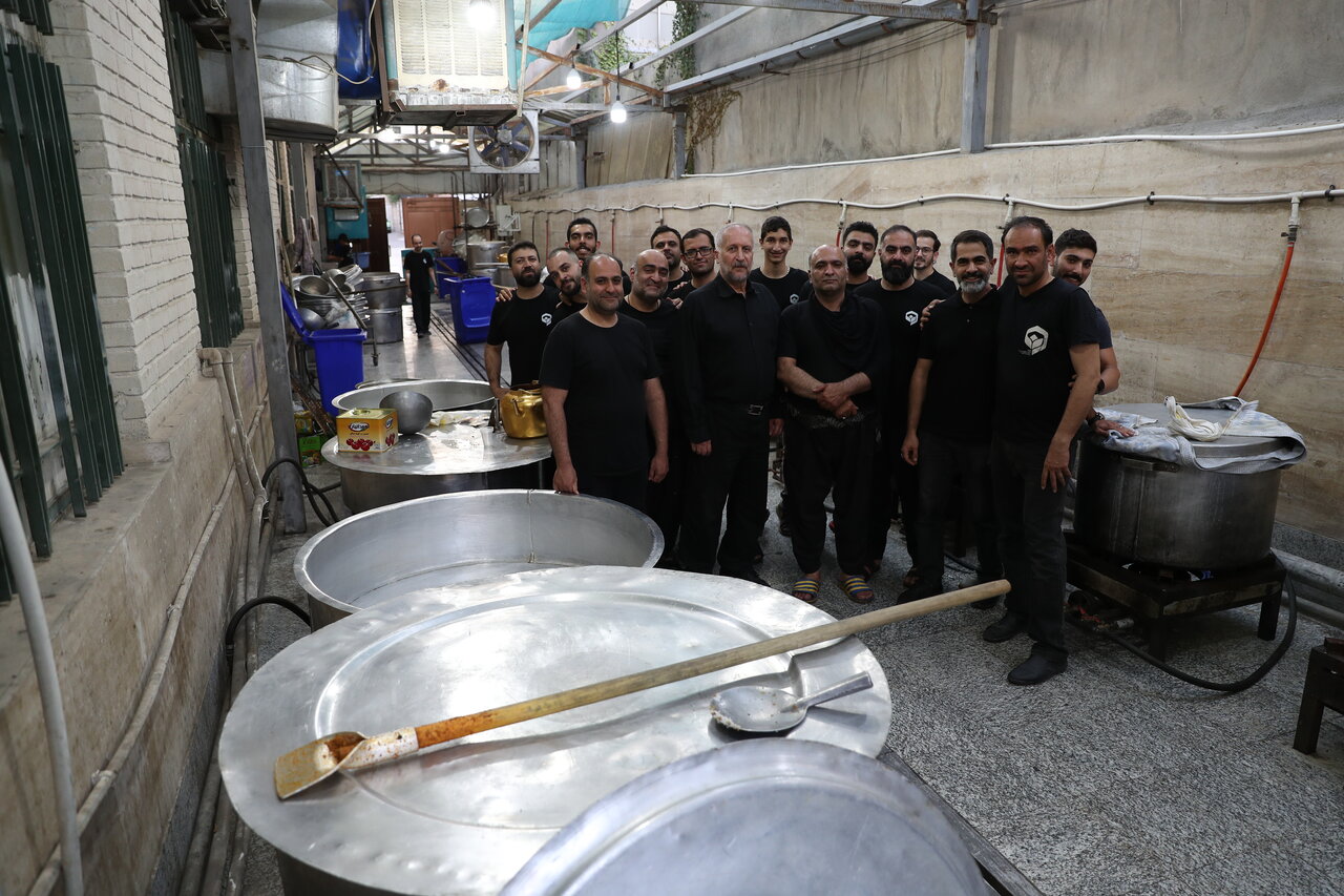 نذر عمر برای طبخ نذری|درباره حاج رضا محمدی  که همه محرم های زندگی اش در هیاتها به آشپزی مشغول بوده است