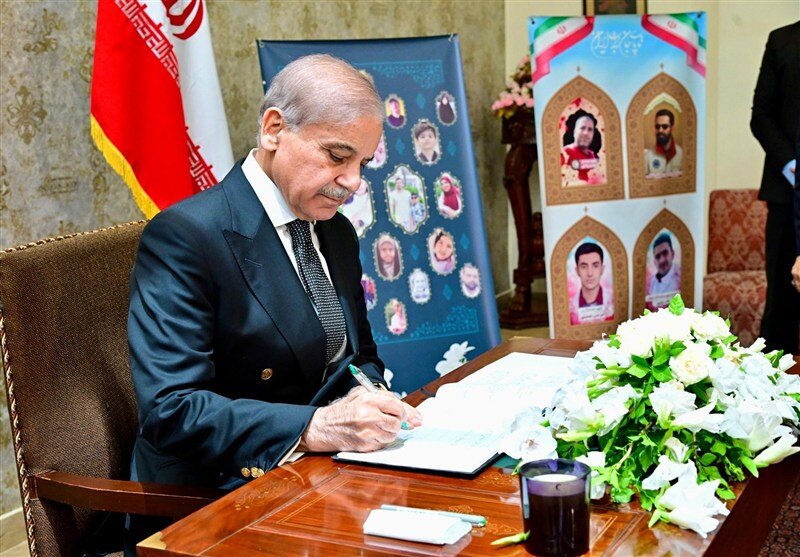 ادای احترام نخستوزیر پاکستان به شهدای حمله رژیم اسرائیل در سفارت ایران | عکس