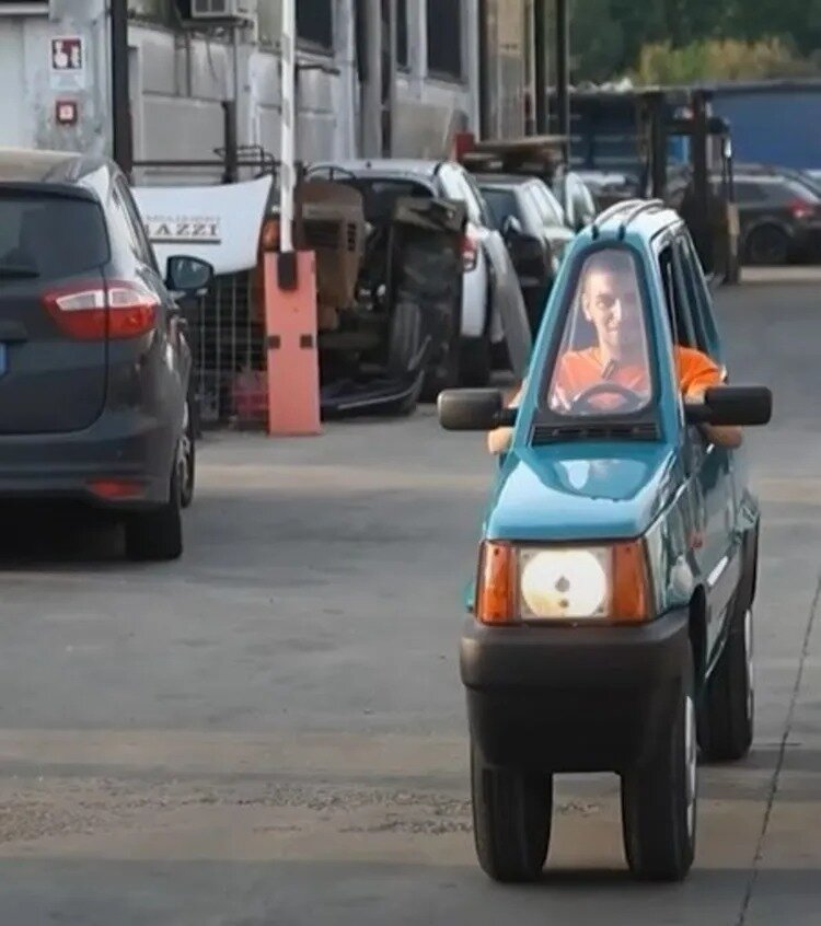 ماشینی که فقط ۵۰ سانتیمتر عرض دارد | باریکترین در دنیا | عکس