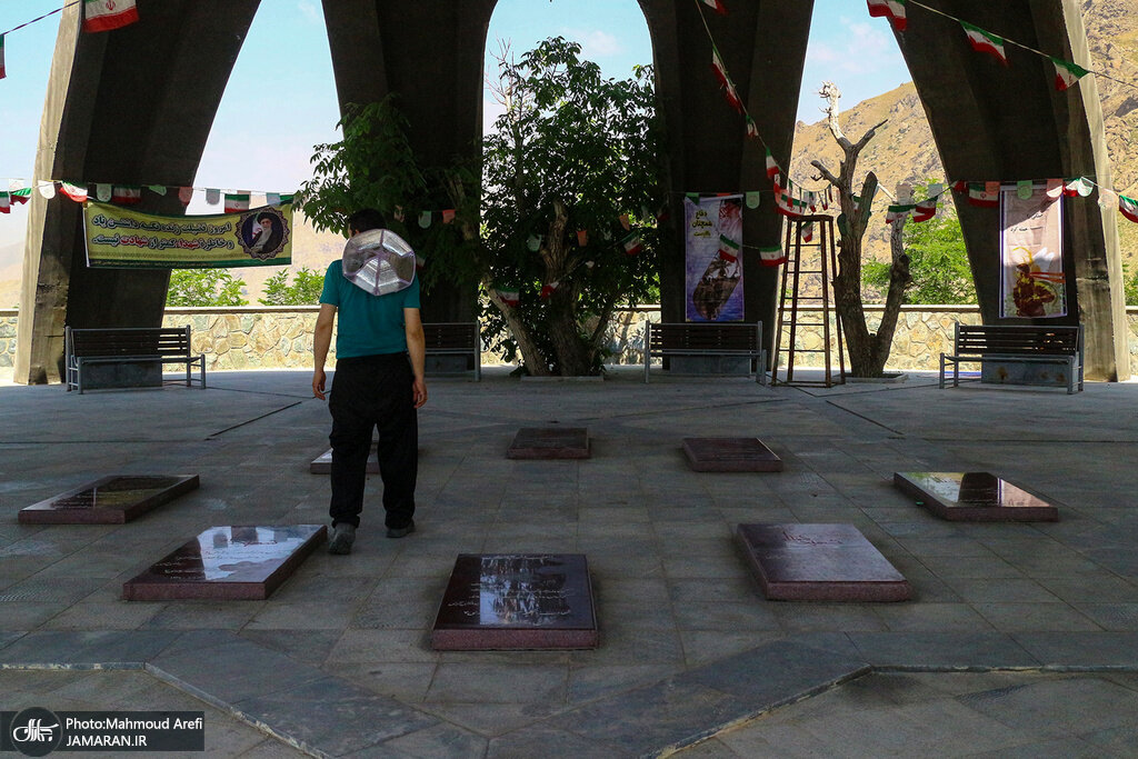 سوگنشینی کنار مزار شهدا