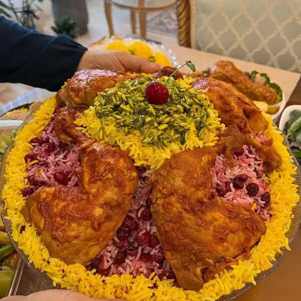 طرز تهیه آلبالو پلوی مجلسی با مرغ؛ یک غذای خوشمزه و خوش عطر تابستانی