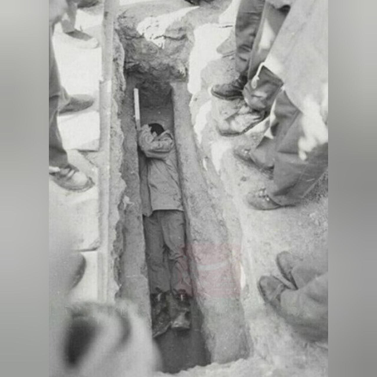 تصویری تاریخی از اولین باری که سردار محمد باقری داخل قبر خوابید!