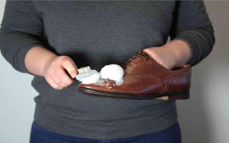 راههای تمیز کردن کفش چرم