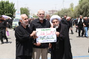 توزیع ویژه نامه همشهری جمعه بین نمازگزاران