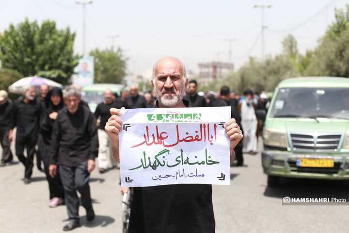 توزیع ویژه نامه همشهری جمعه بین نمازگزاران