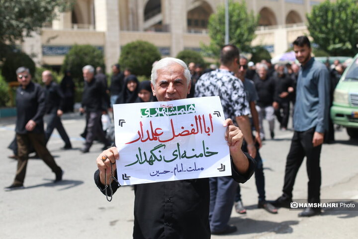 توزیع ویژه نامه همشهری جمعه بین نمازگزاران