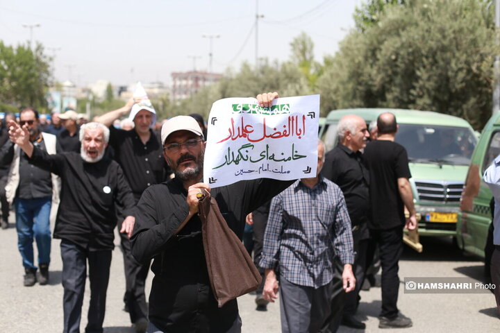 توزیع ویژه نامه همشهری جمعه بین نمازگزاران