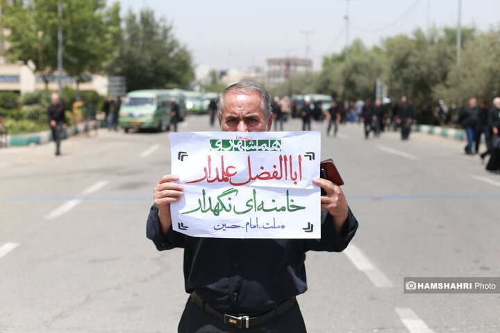 توزیع ویژه نامه همشهری جمعه بین نمازگزاران